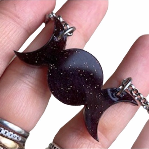 Dark red & glitter resin moon phase necklace - Picture 7 of 11